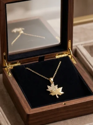 Gold maple leaf necklace : Anti-tarnish