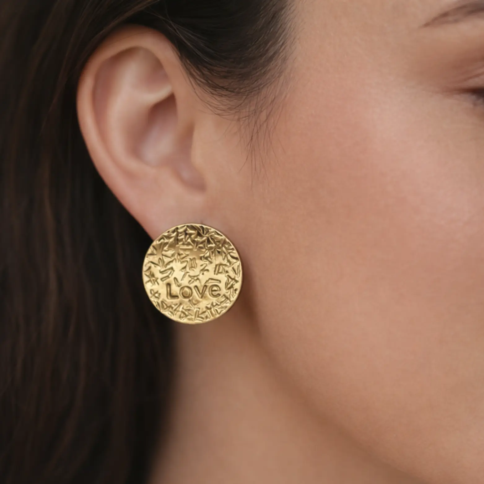 Textured Statement gold stud : Anti-tarnish