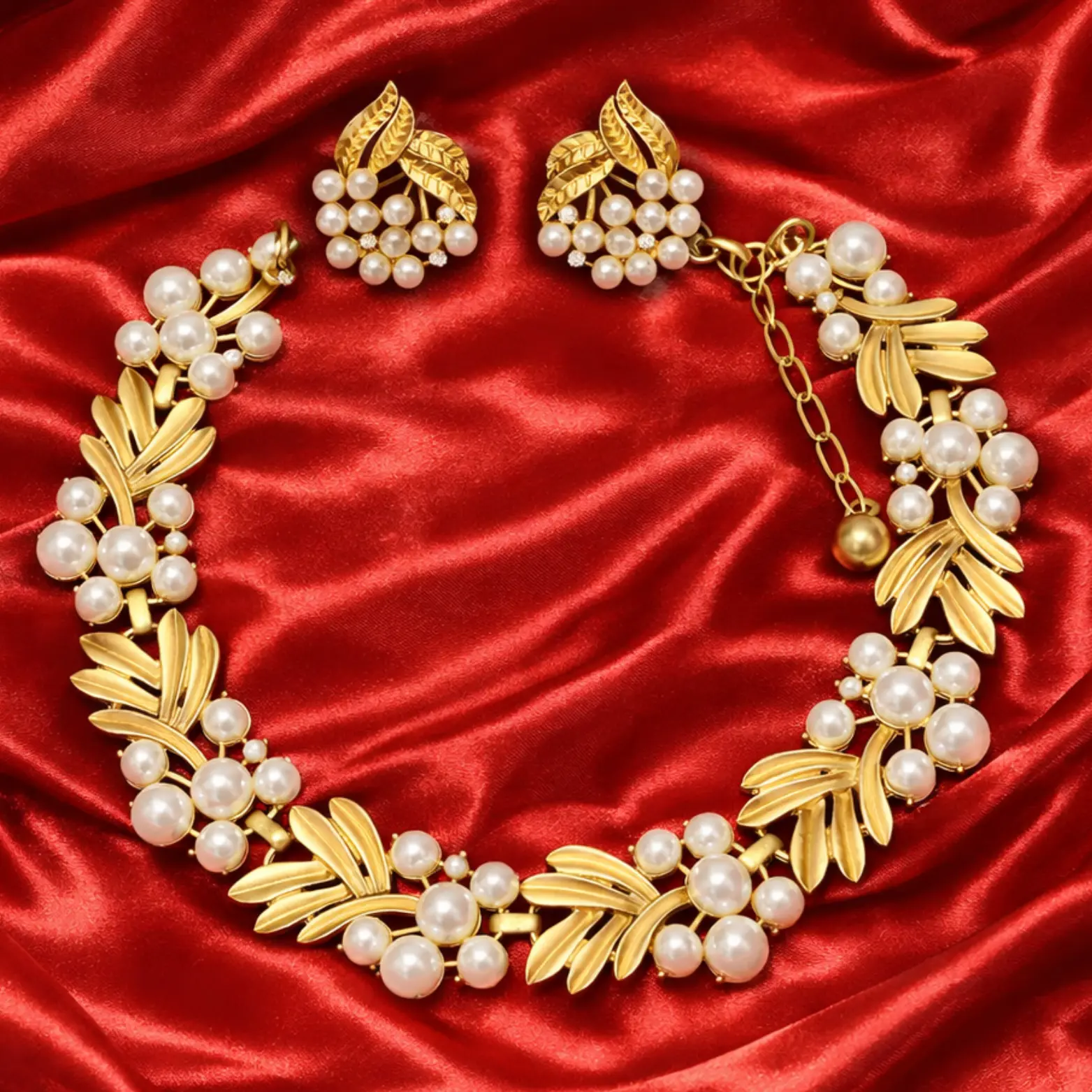 Gold pearl necklace set