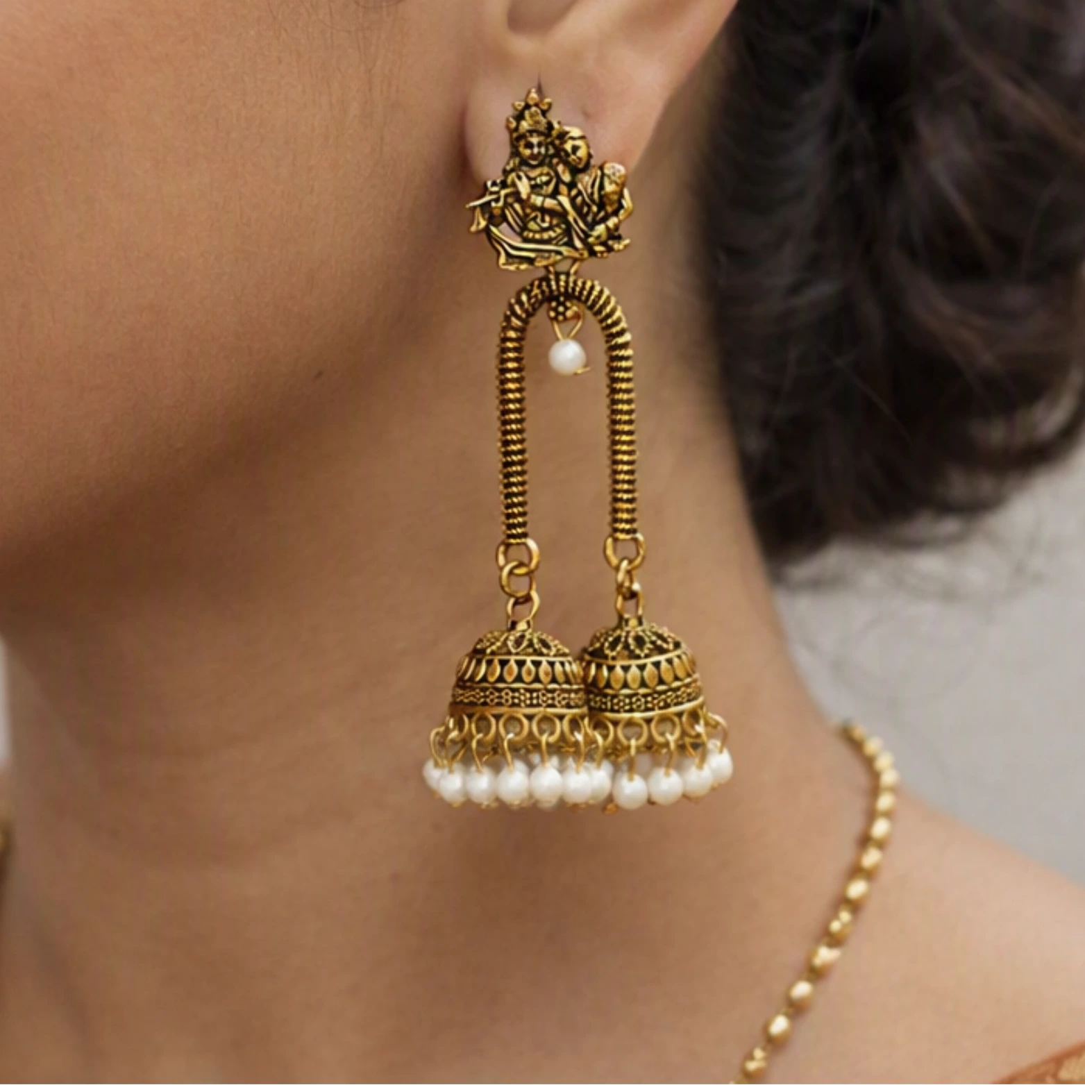 Antique gold jhumka : temple‑inspired gold jhumkas that radiate grace.