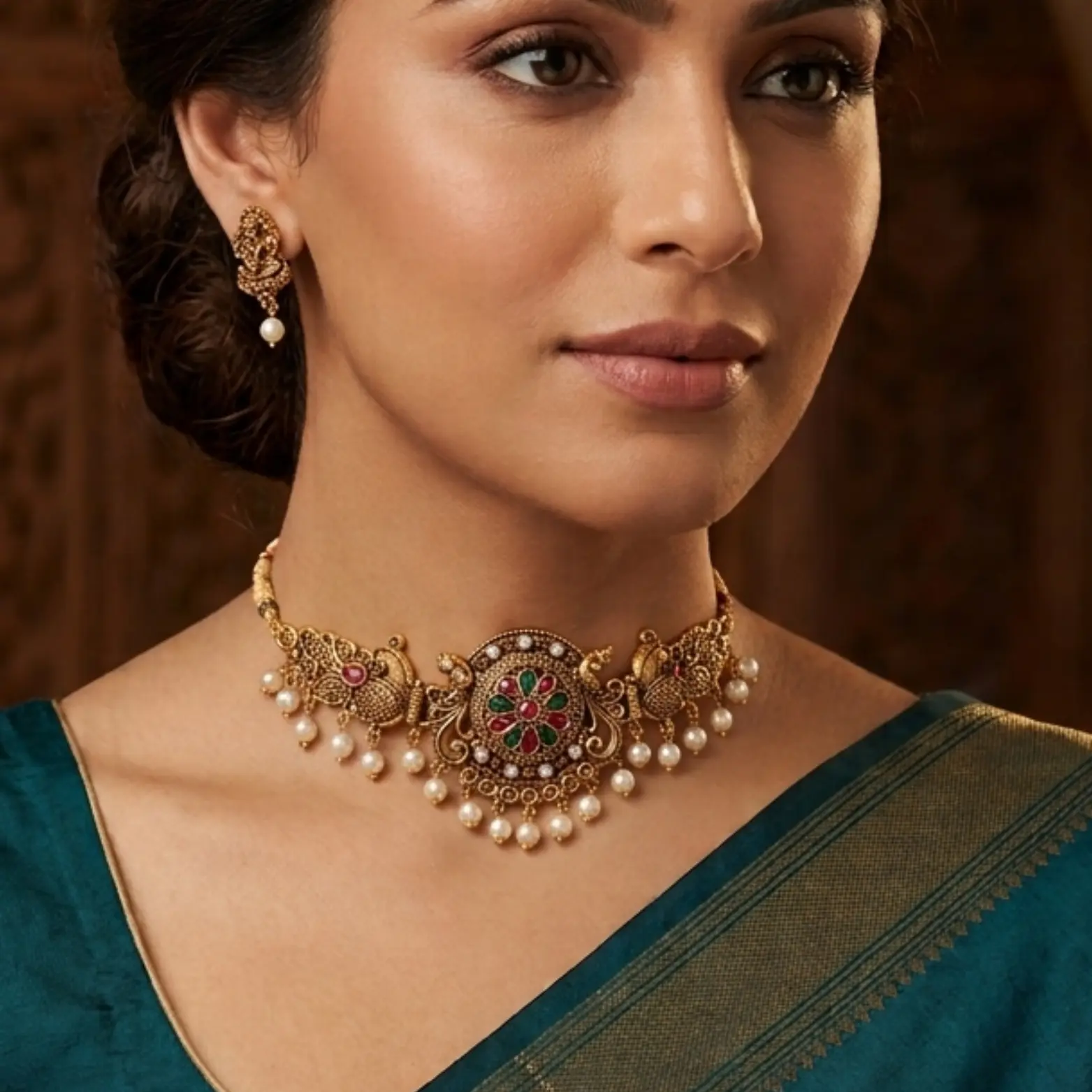 Regal Glow – Traditional Gold Choker with Gemstone Elegance
